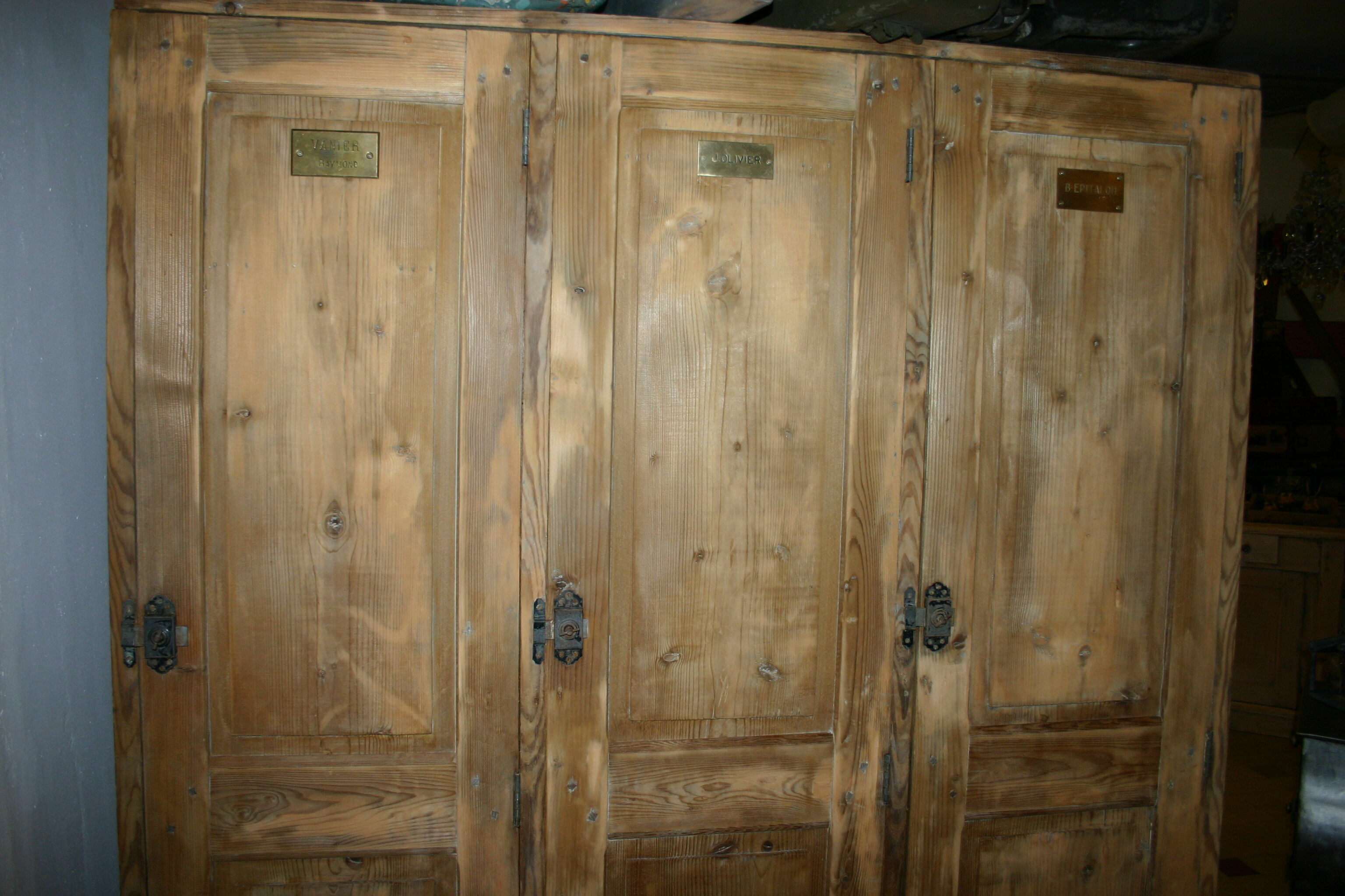 Cloakroom in coated solid wood