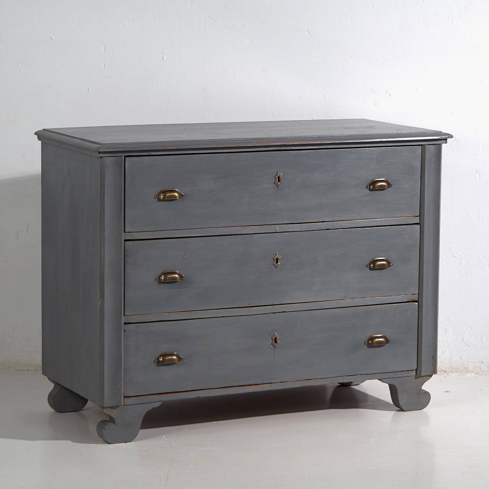 Antique grey chest of drawers (circa 1920)