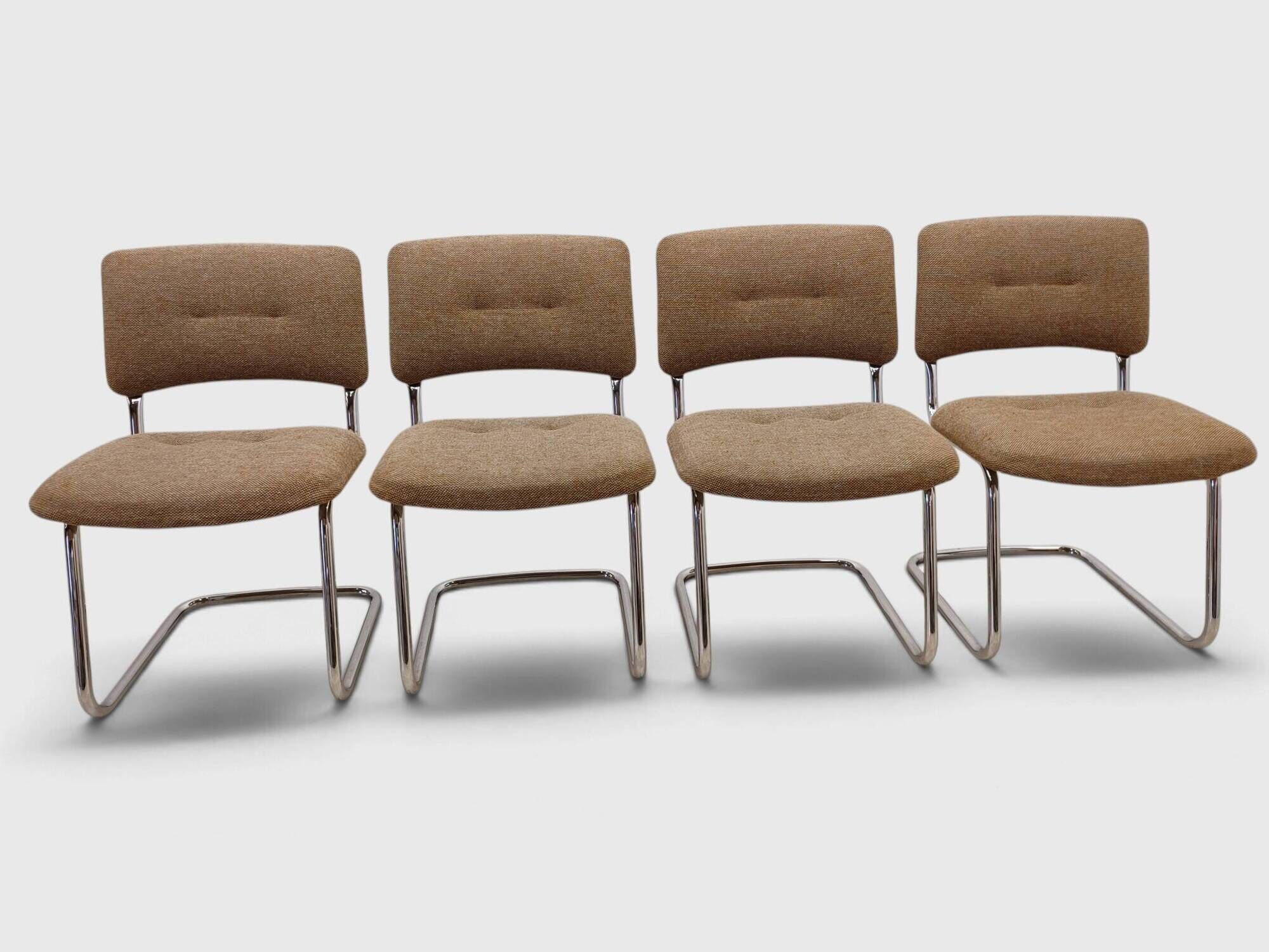 Série de 4 chaises cantilever – Années 80