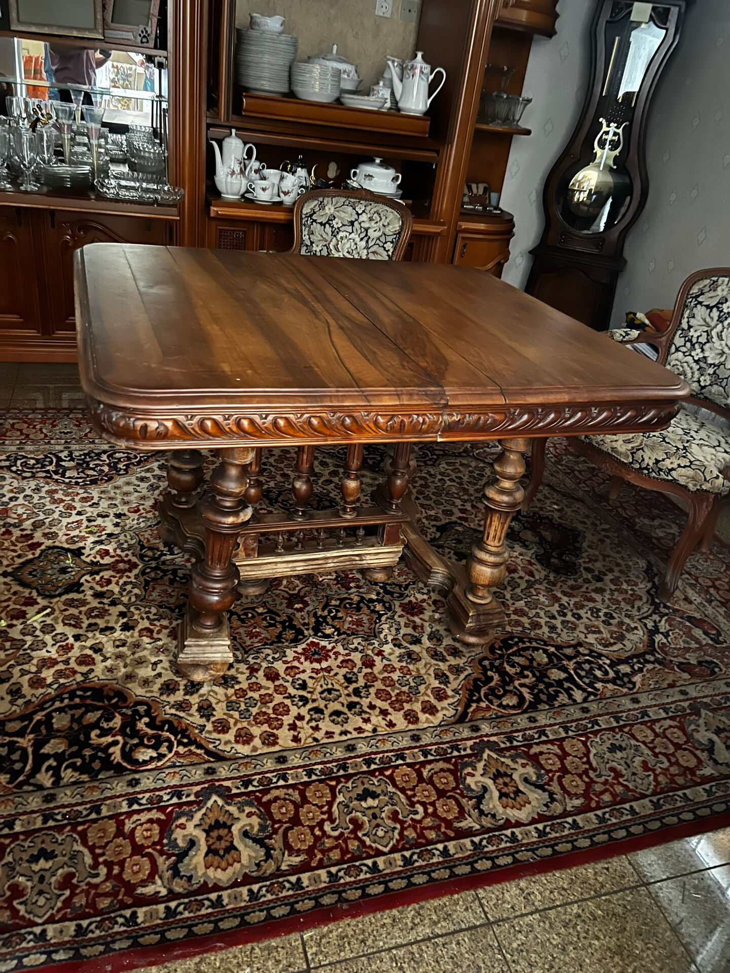 Table extensible Henri II en noyer massif