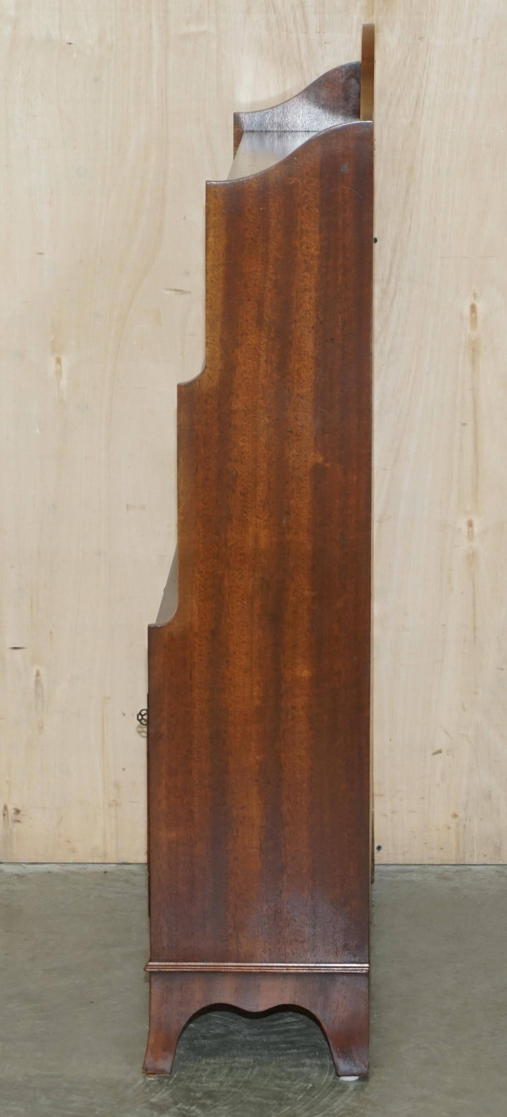 Pair of Open Low Bookcases in Flamed Mahogany