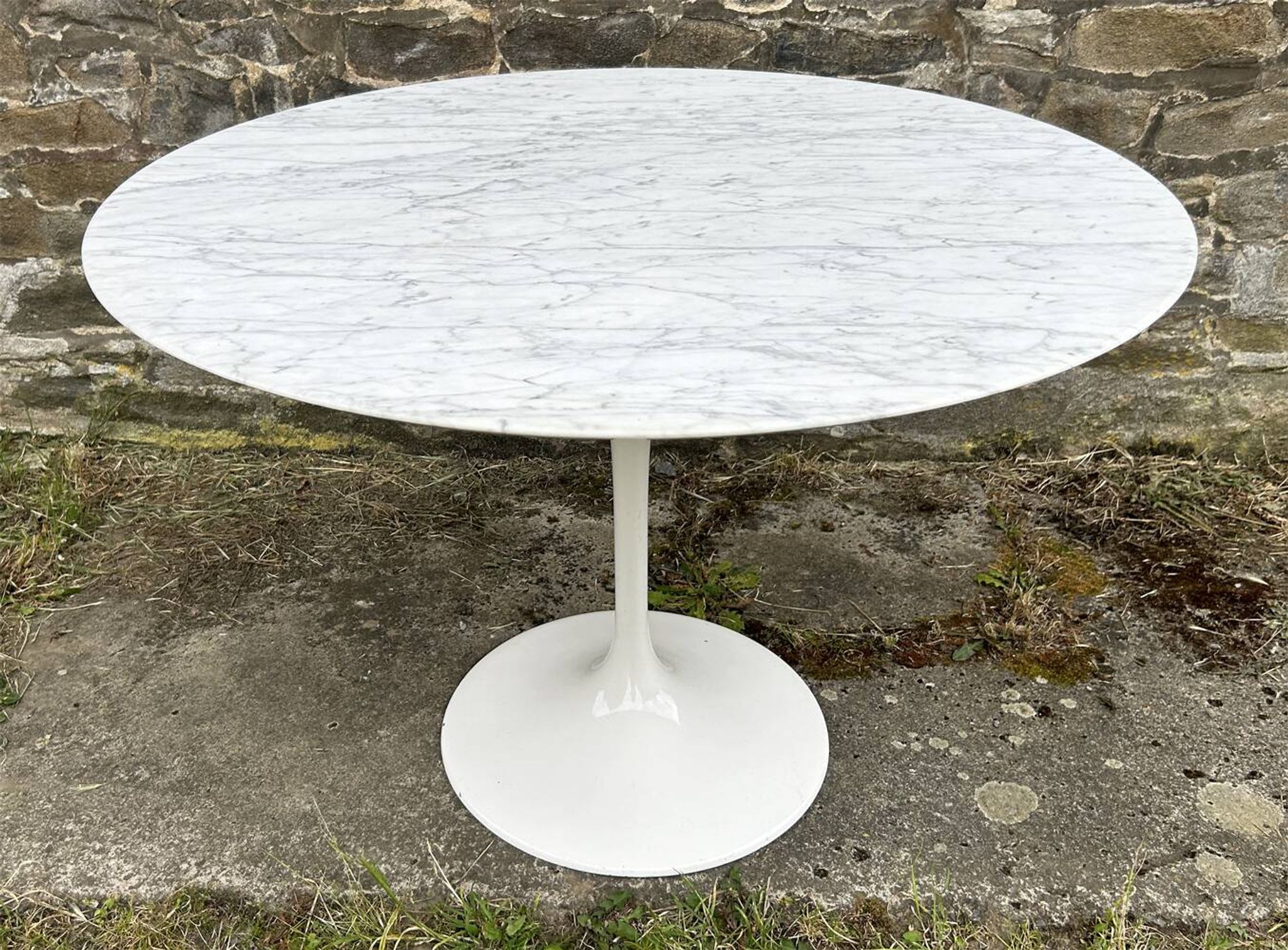 Tulip-shaped table with beveled calacata marble top, 1970s edition