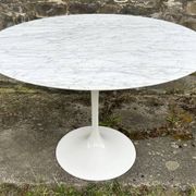 Tulip-shaped table with beveled calacata marble top, 1970s edition