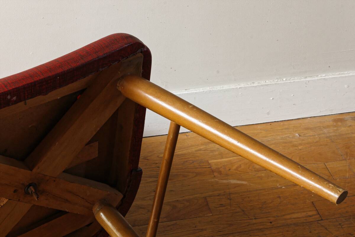 Chaise en skai rouge, pieds compas, années 60