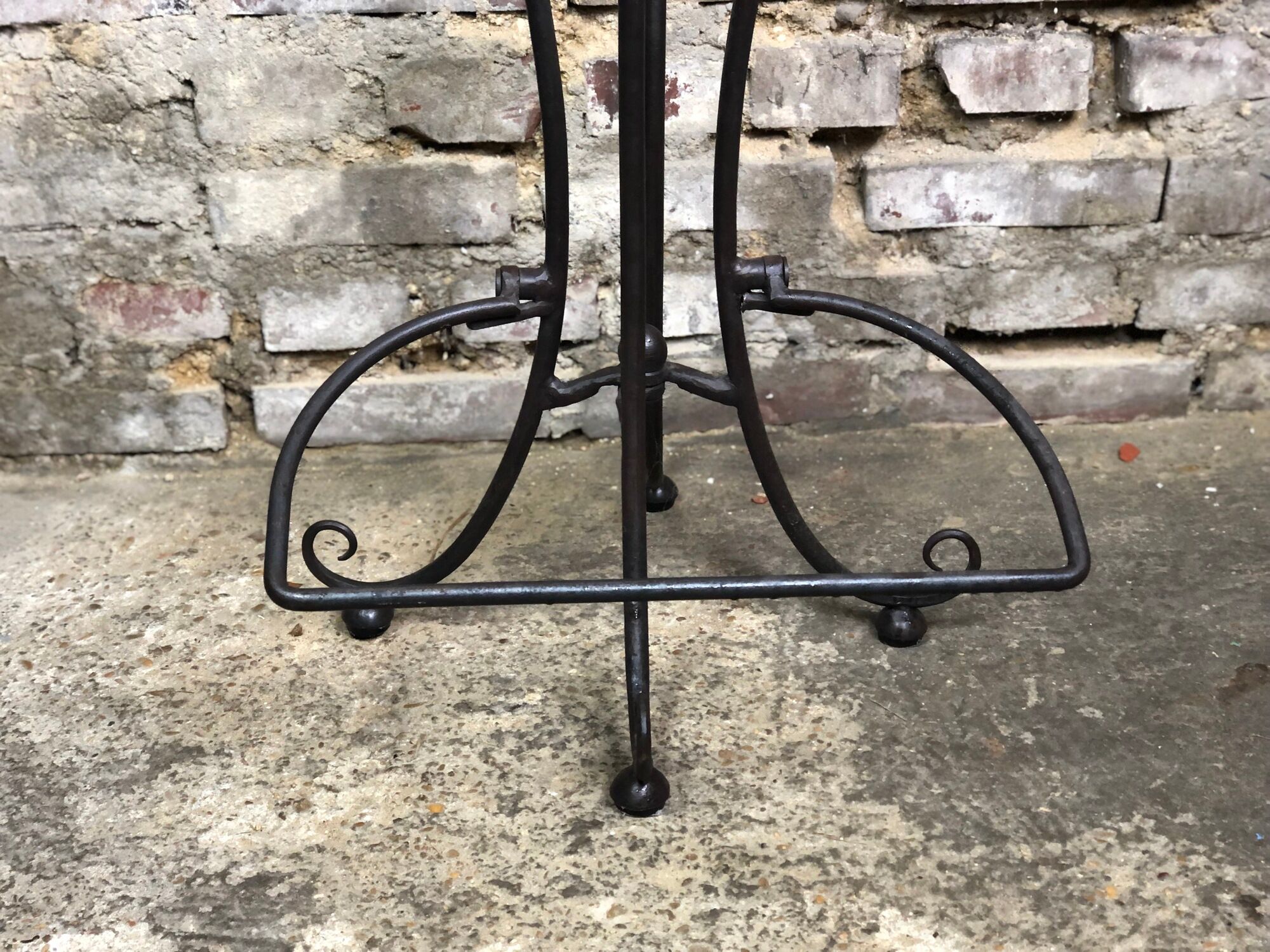 Bar chairs/stool (4) made of wood and wrought iron canned seats