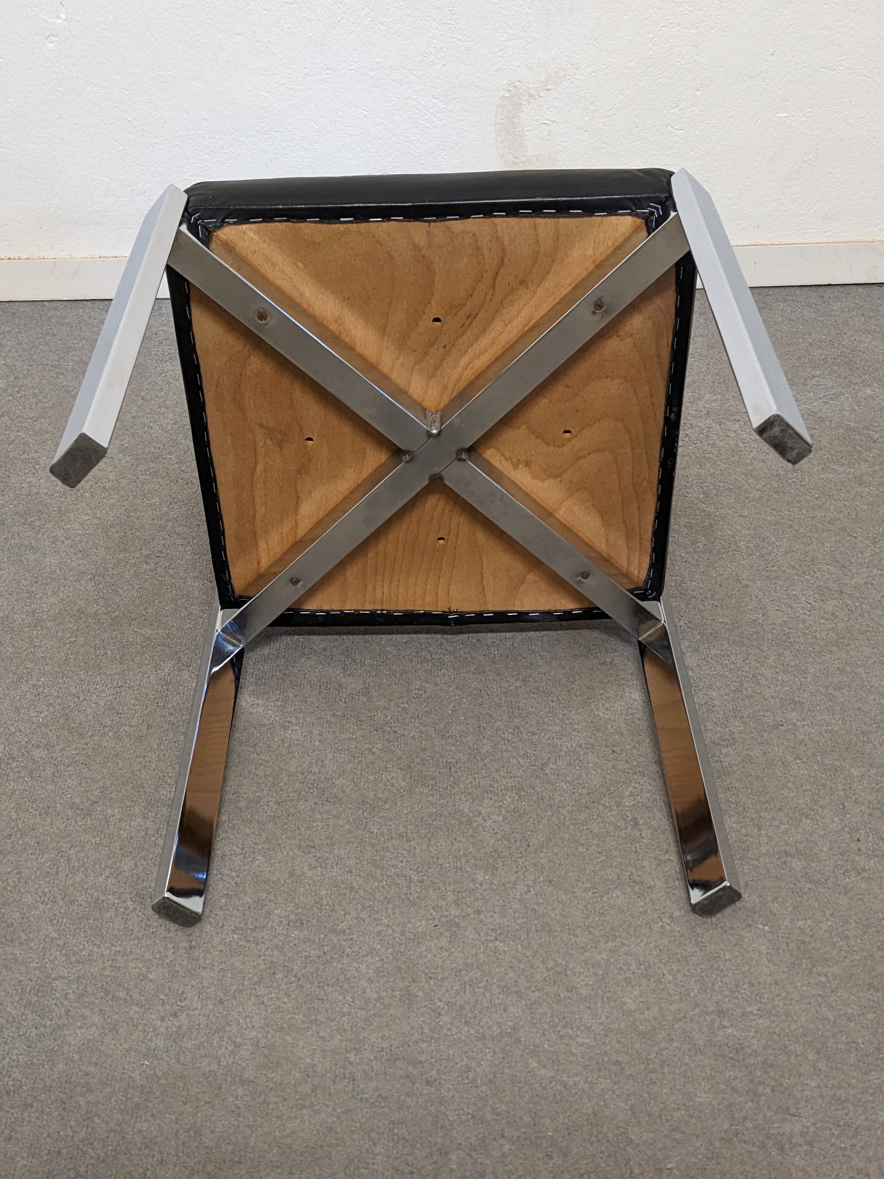 Série de 4 chaises en cuir et acier chromé Roche Bobois des années 70