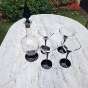 4 verres à cocktail et carafe assortie