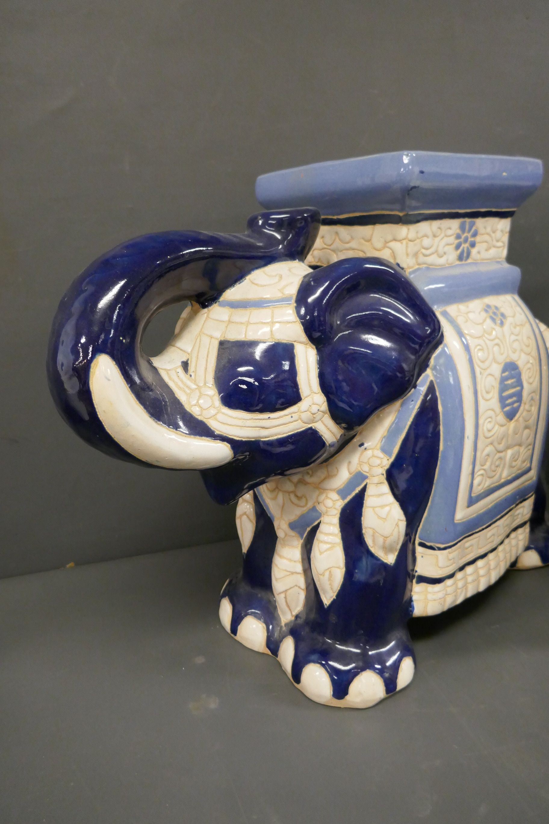 Paire de porte plantes éléphant