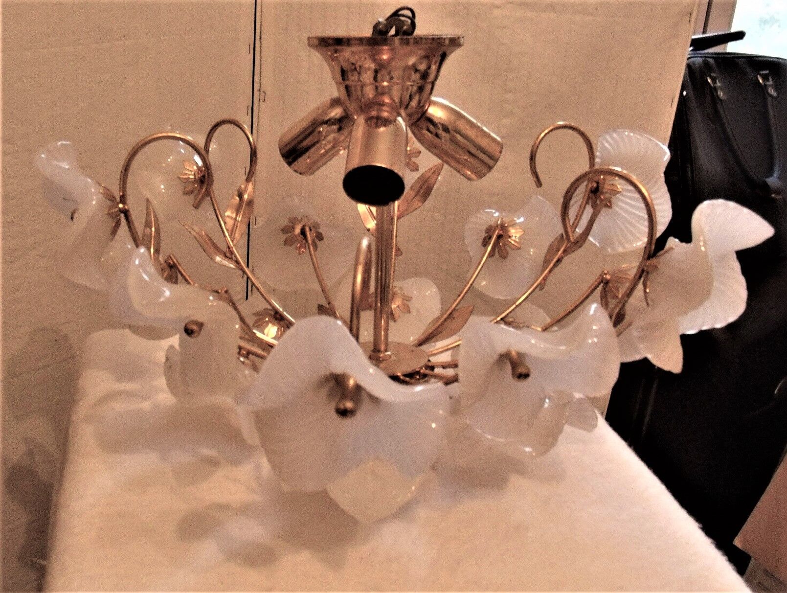 Ceiling light with opaline flowers and gilded metal