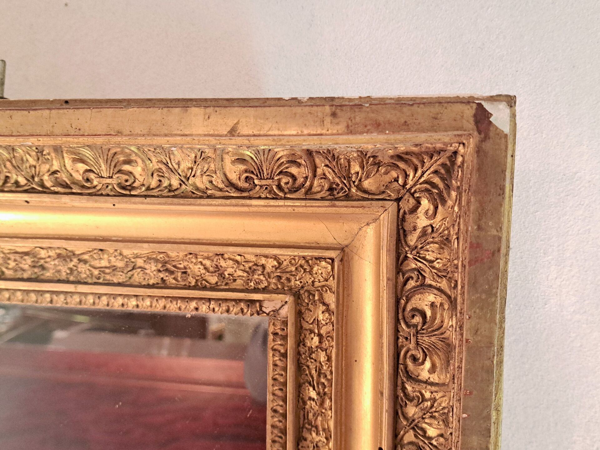 Miroir époque Restauration en bois doré à la feuille
