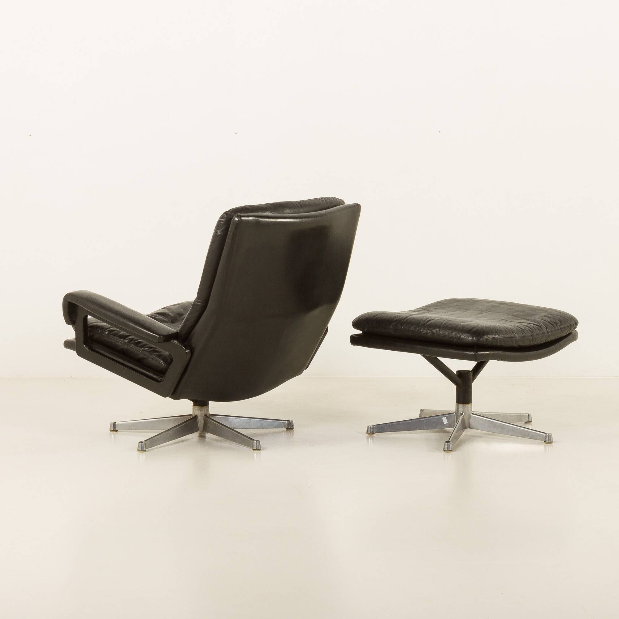 Fauteuil lounge vintage avec tabouret par André Vandenbrouck