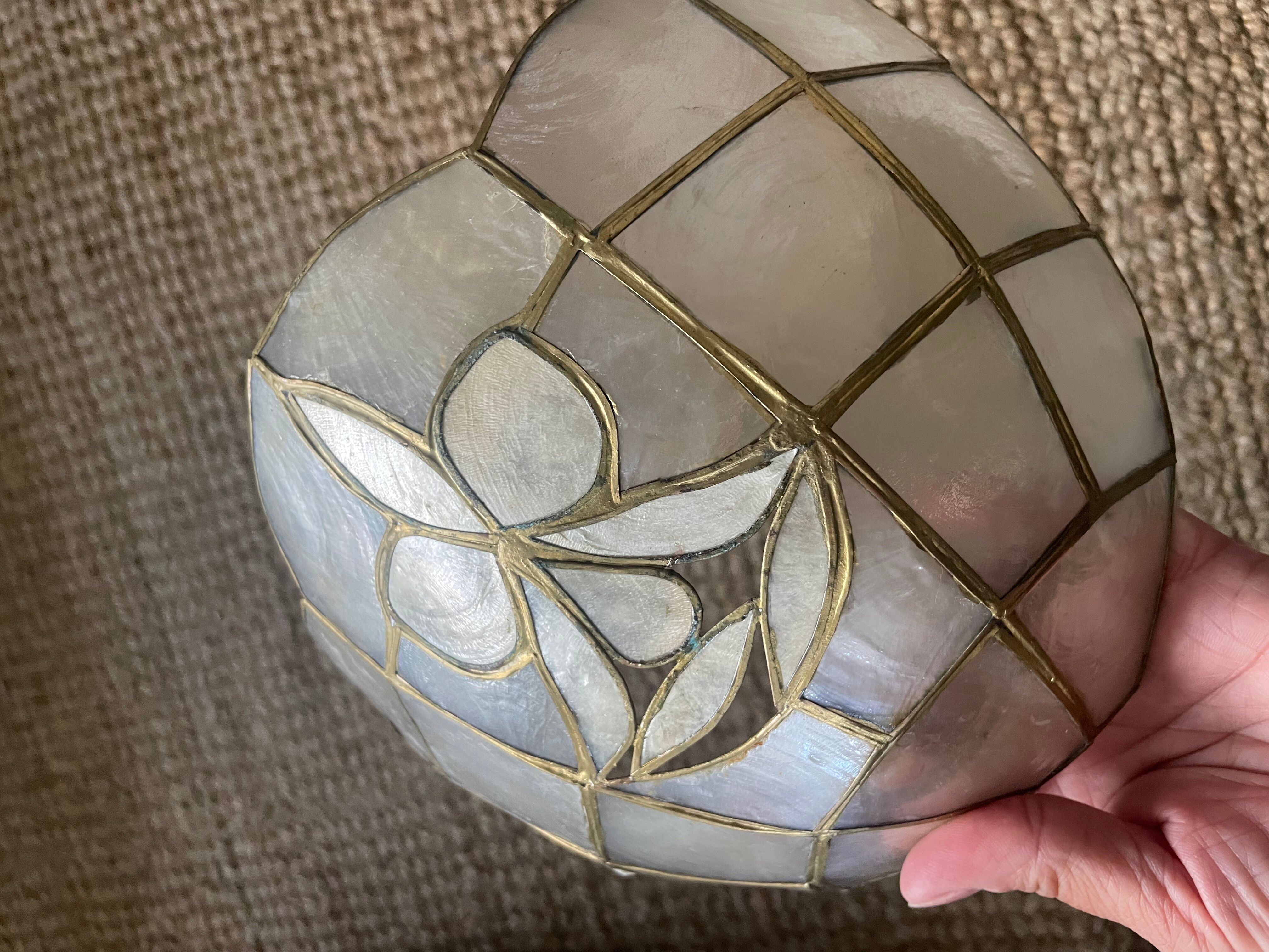 Pair of vintage wall lights in mother-of-pearl and gilded brass.