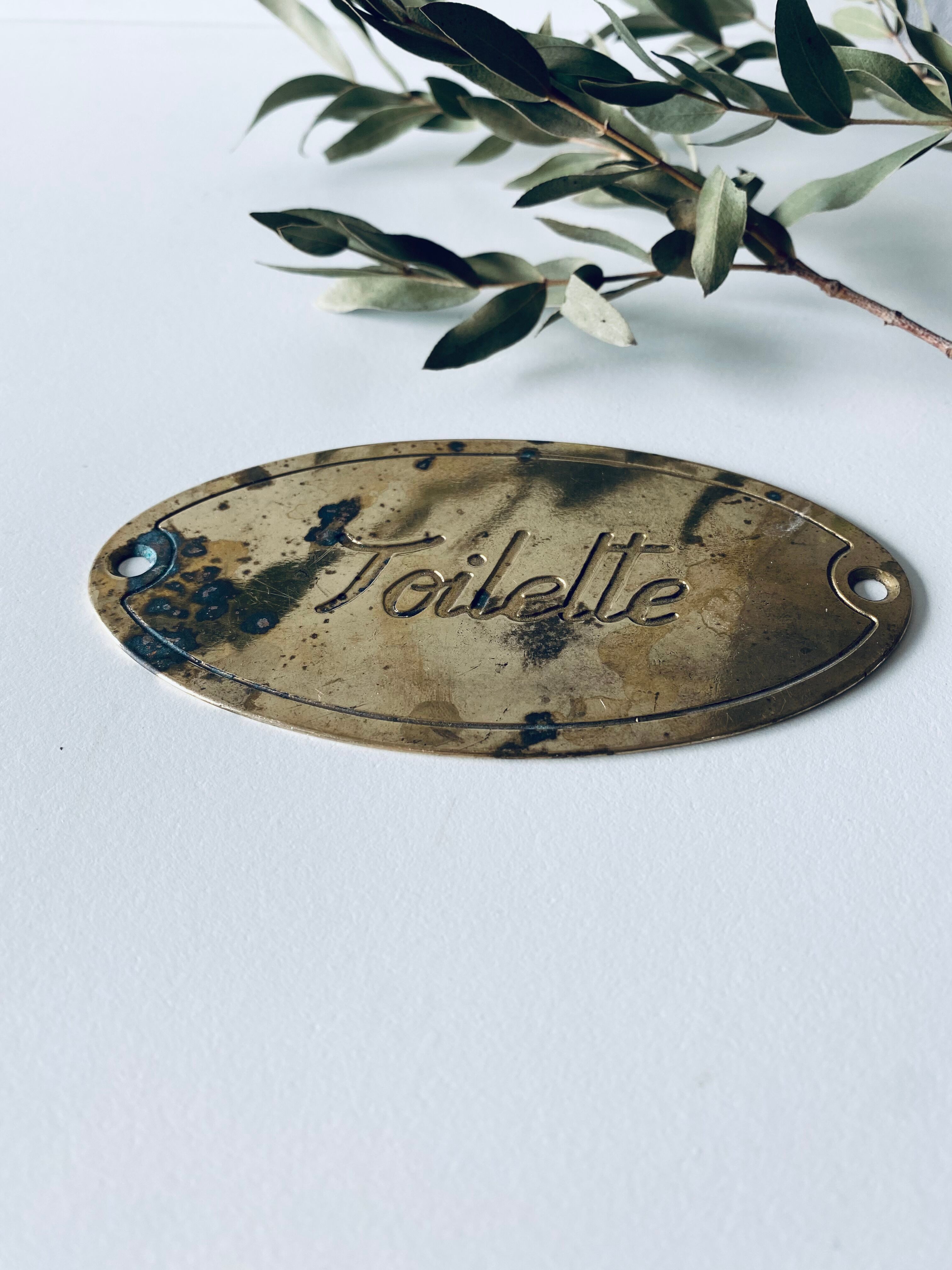Brass plate inscription "toilet"