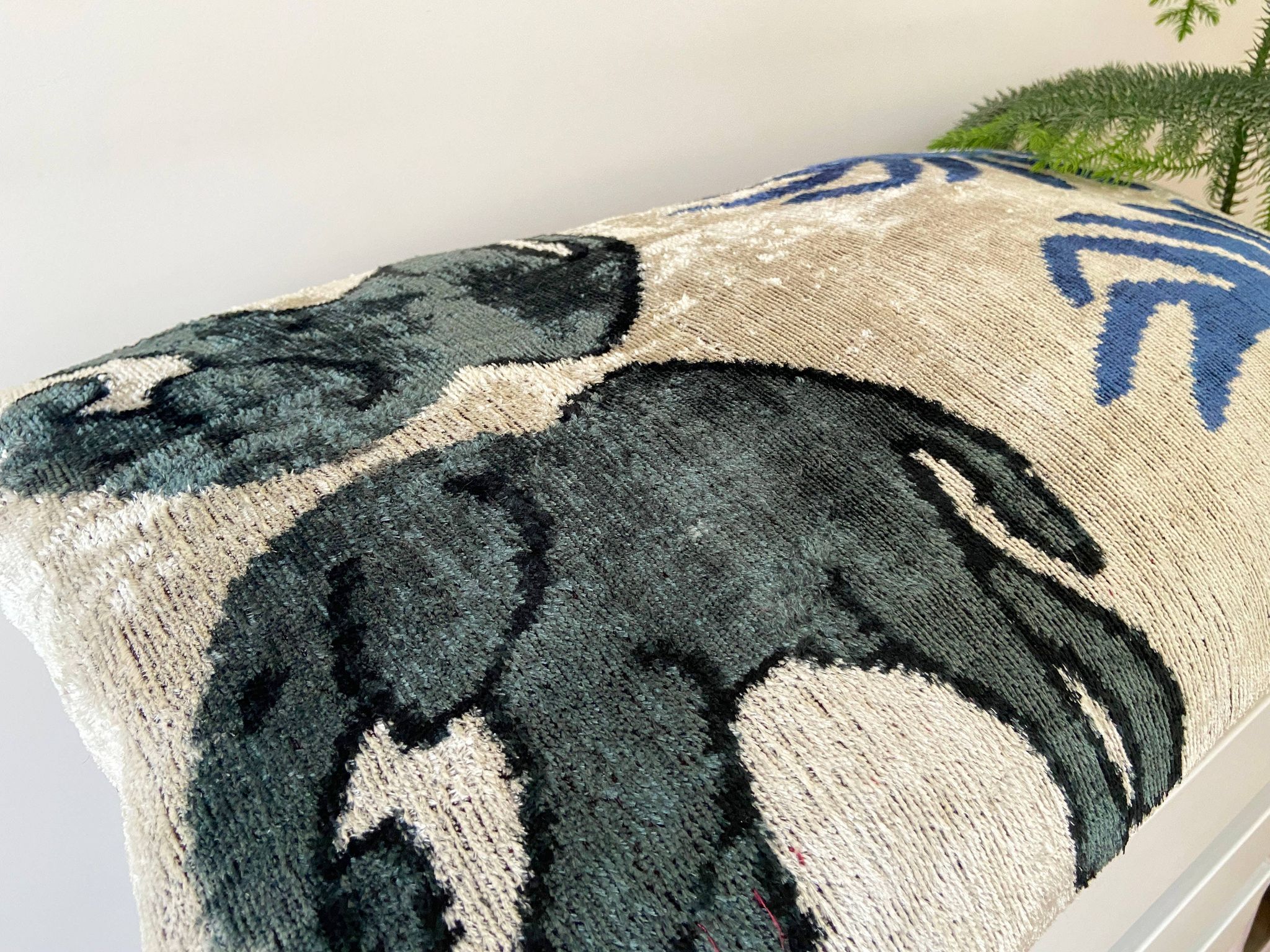 Coussin Ikat en velours éléphants persans