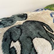 Coussin Ikat en velours éléphants persans