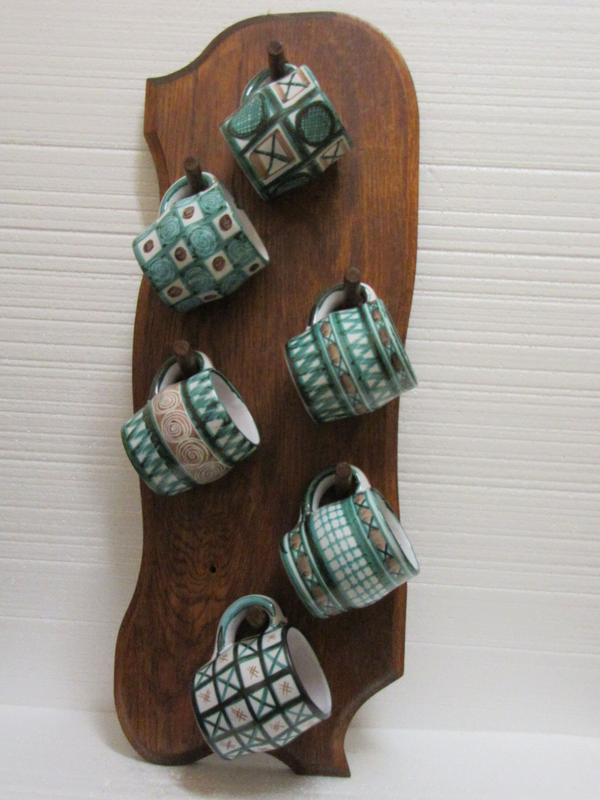 6  mugs with oak stand Robert Picault