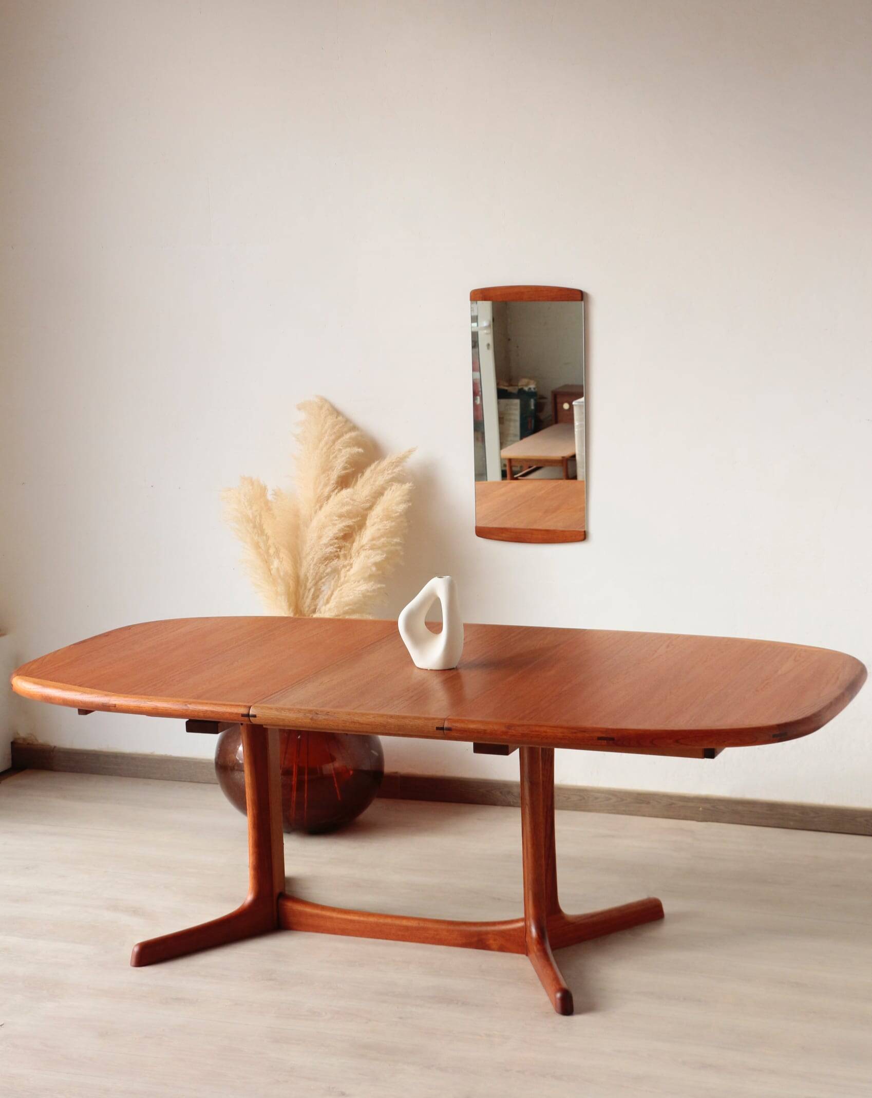 Vintage Dyrlund dining table in teak – the excellence of Danish design.