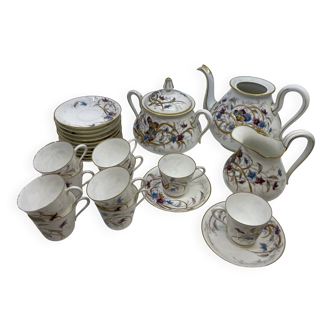 Porcelain tea service with floral and butterfly decorations, 25 pieces.
