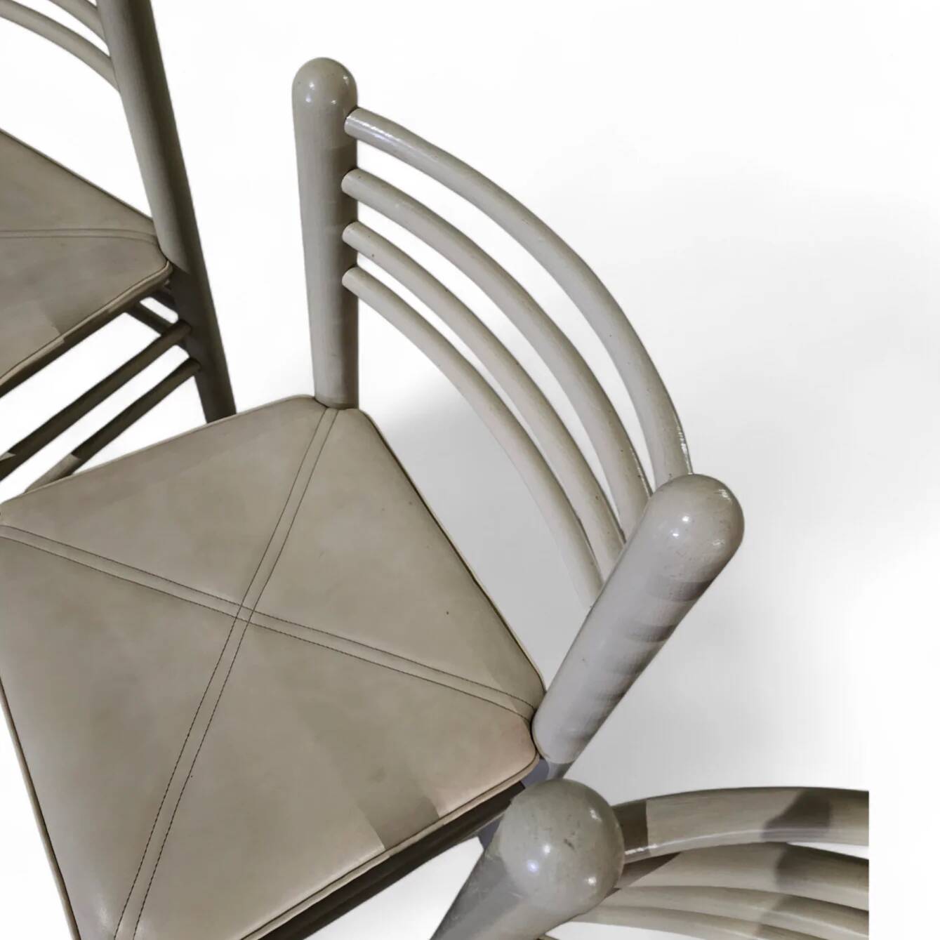 5 chaises de salle à manger / cadre en bois gris clair / siège en cuir / Allemagne années 1970 / étiqueté "ideen für kuchen - innenarchitektur"