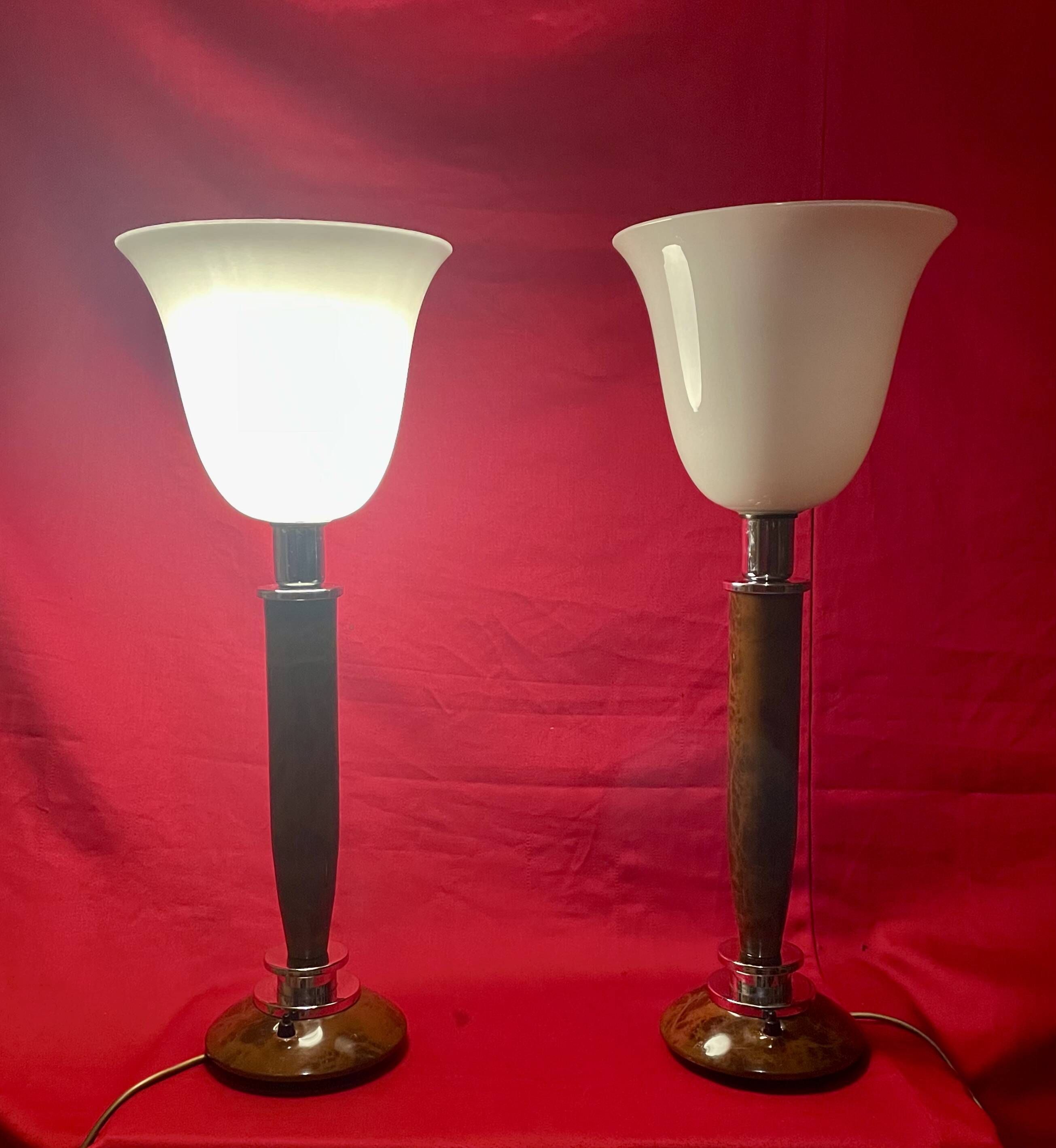 A pair of understated and elegant lamps, vintage, from the 70s-80s.