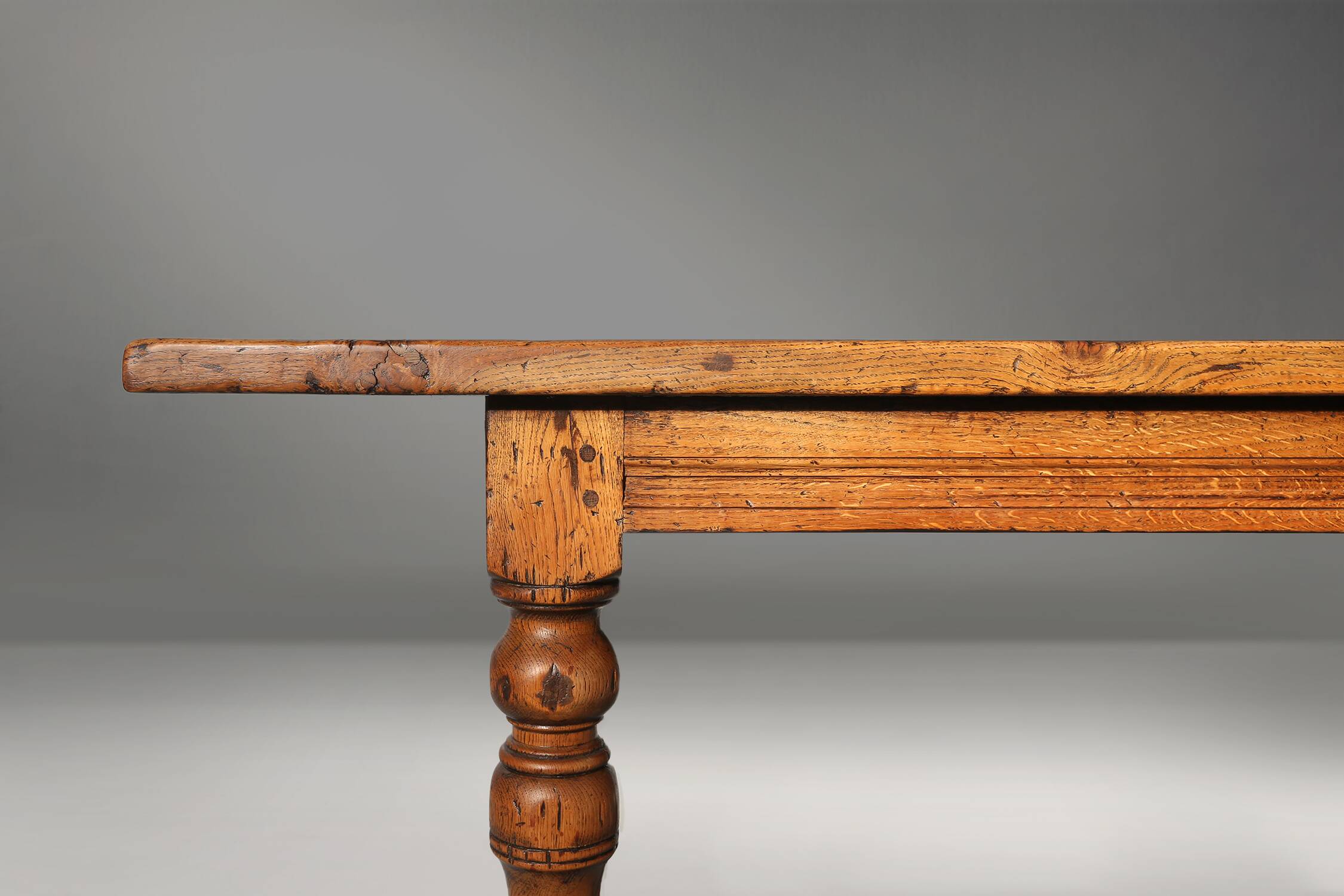Table à manger française en chêne du XVIIIe siècle