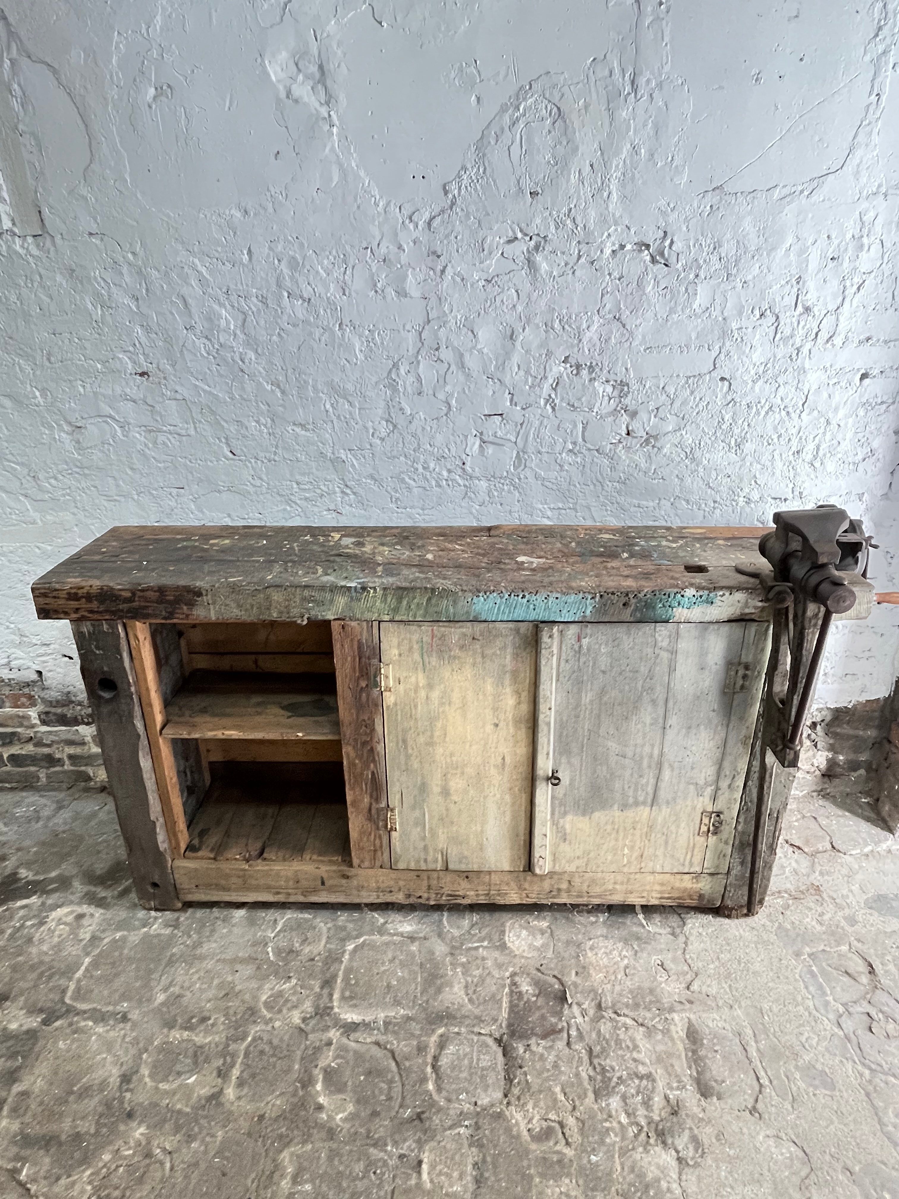 Workshop establishment with doors