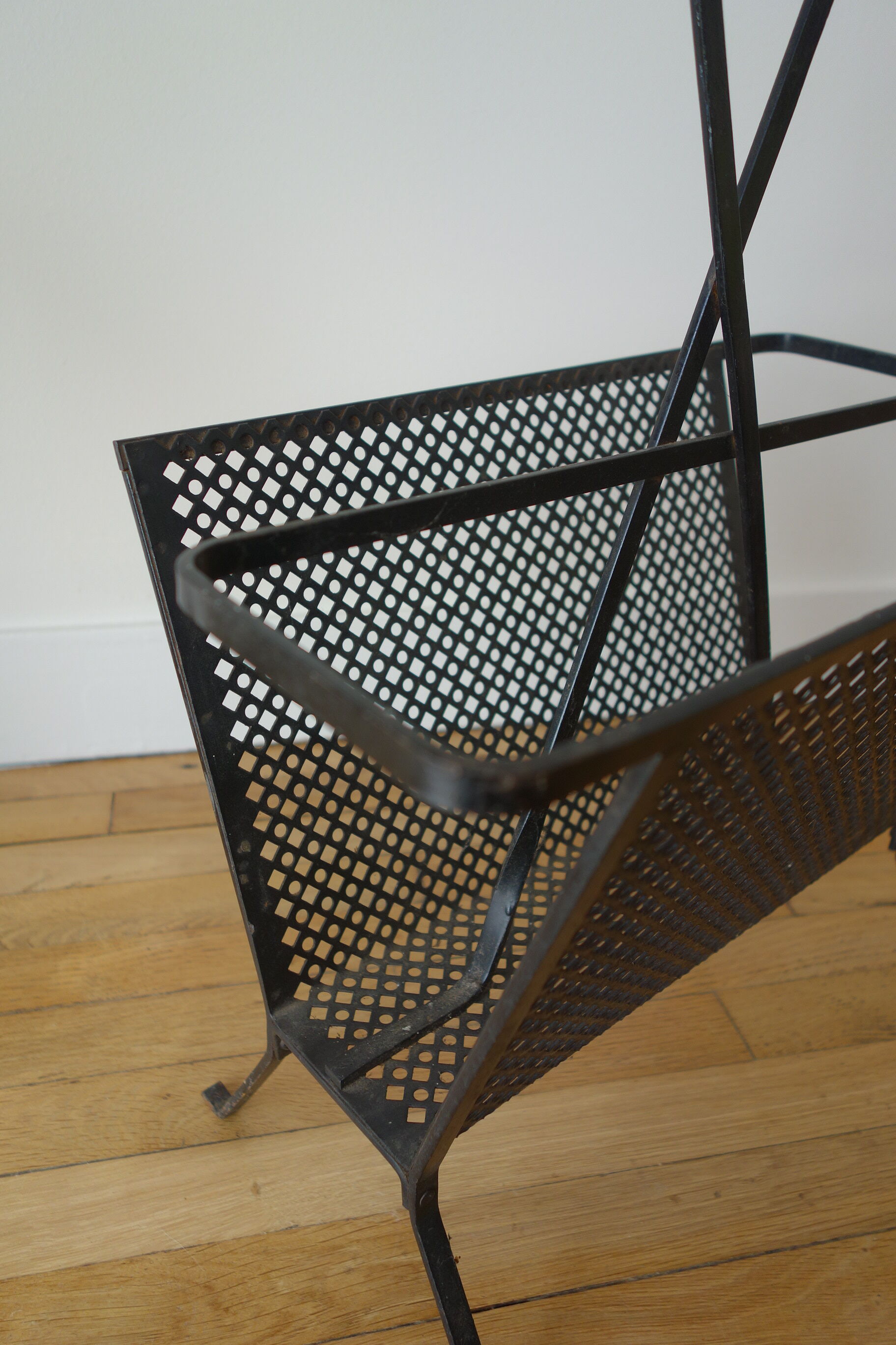 Porte-revue design de Mathieu Mategot