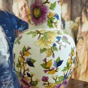 Important porcelain vase with floral decoration – Asian style – 20th century