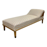 Lit de repos anglais début XXème en chêne, quelques tâches sur le tissu