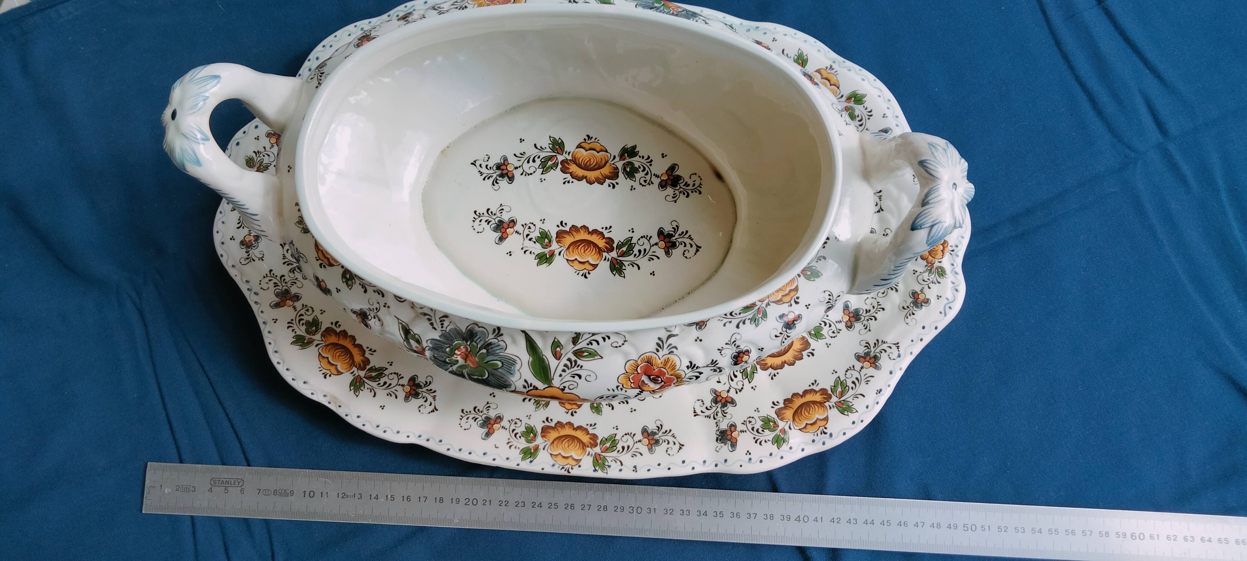 Soup tureen