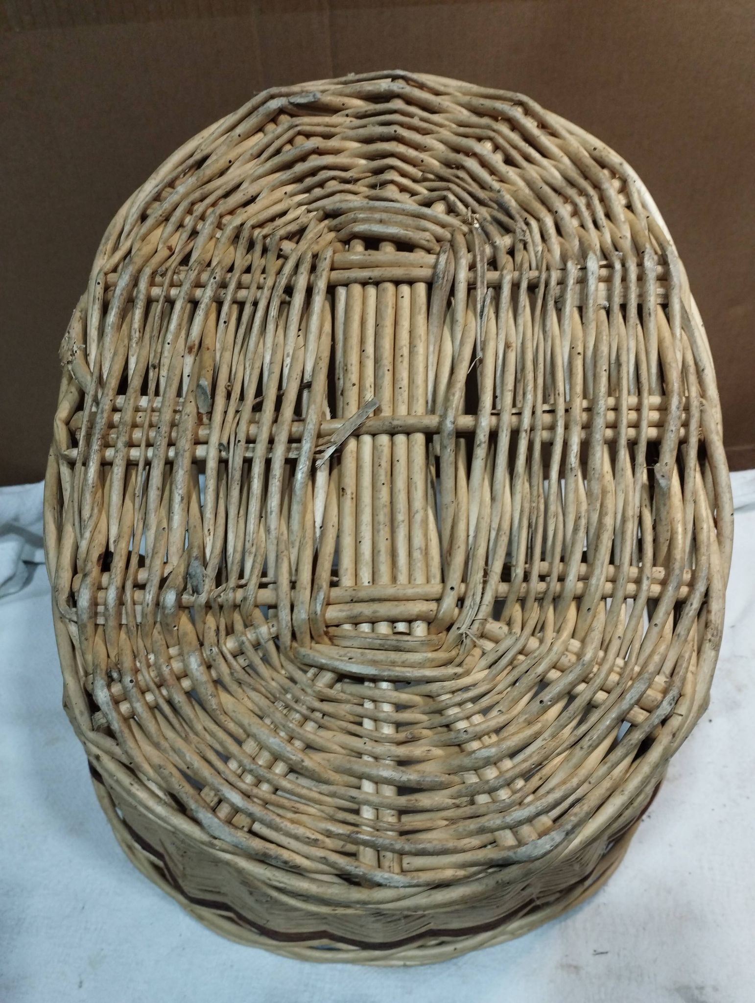 Ancien panier en osier bi couleur