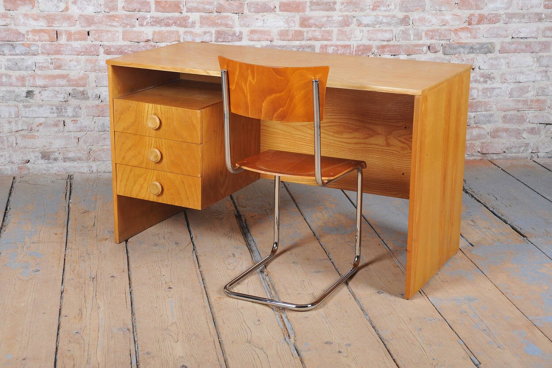 Mid-Century Writing Desk in Oak Veneer, Czech, 1960s