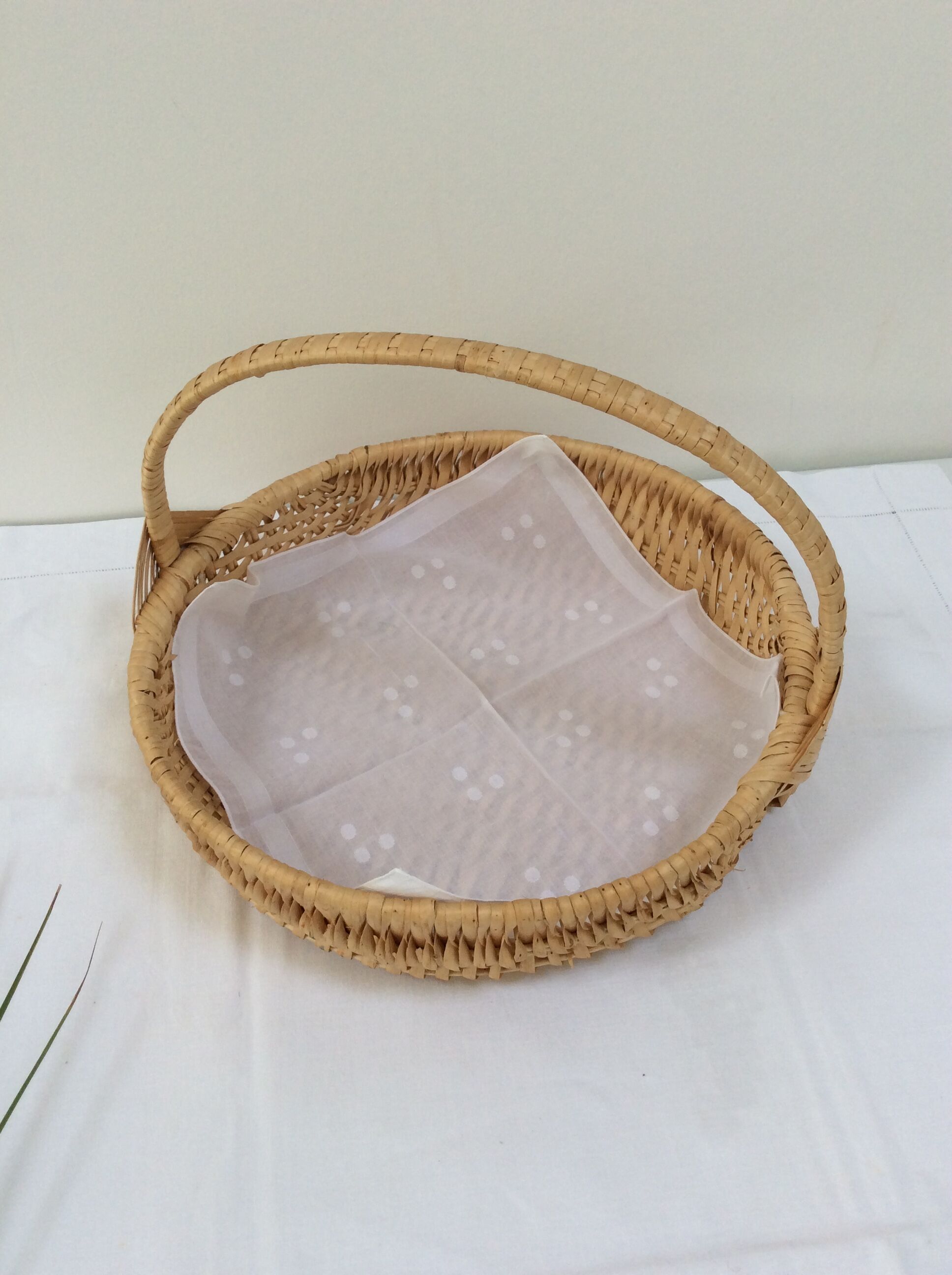 Round basket with loop wicker raffia 60s