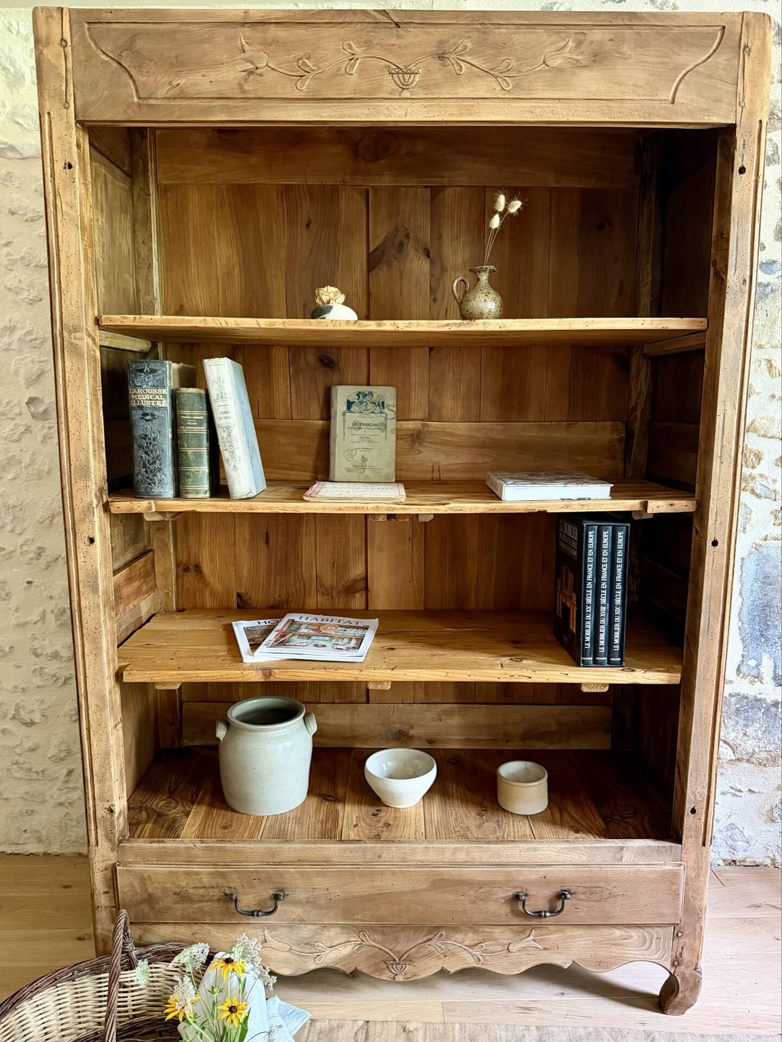 Bibliothèque en bois rénovée