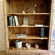 Bibliothèque en bois rénovée