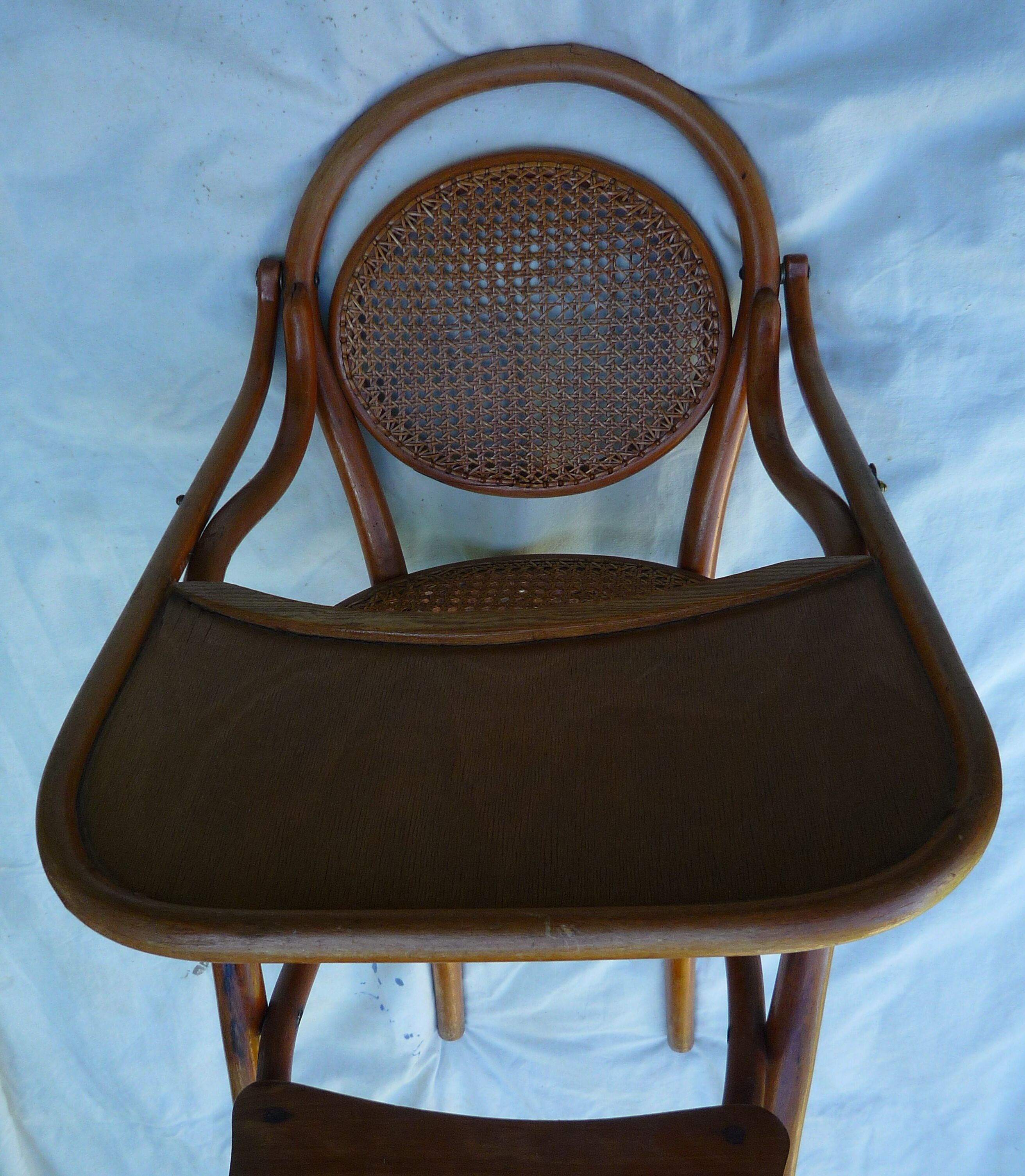 Chaise haute d'enfant cannée modèle début XXème Thonet