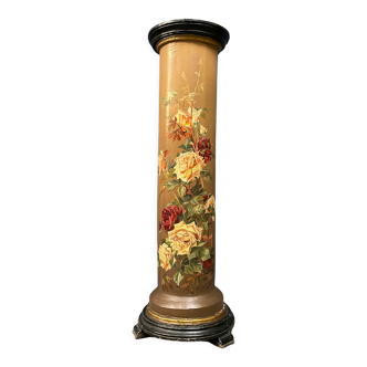 Colonne antique peint avec des fleurs