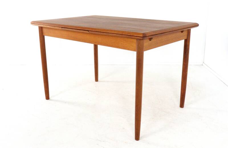 Extendable rectangular dining table "Horsbyg" - Danish design in teak