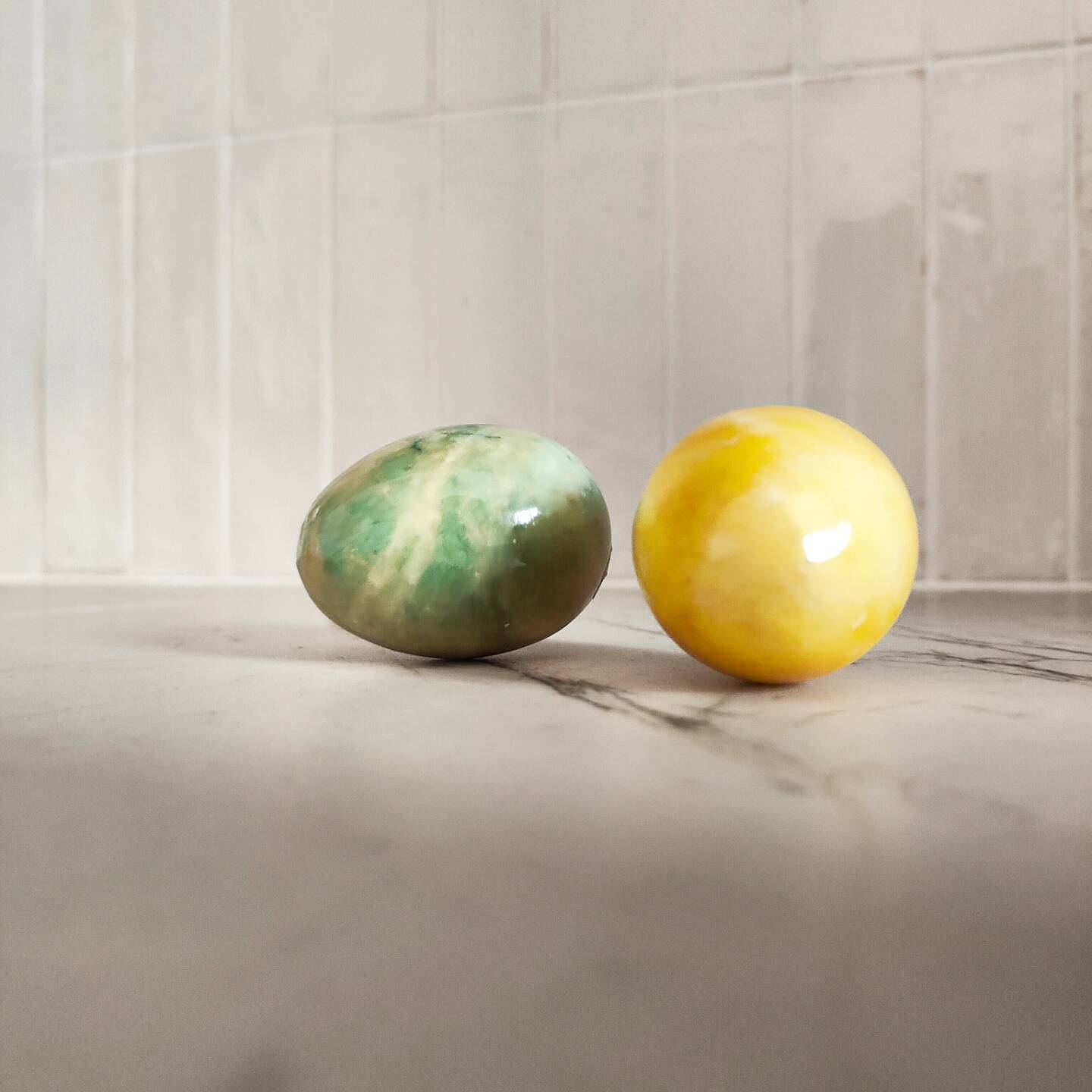 Deux oeufs en albâtre