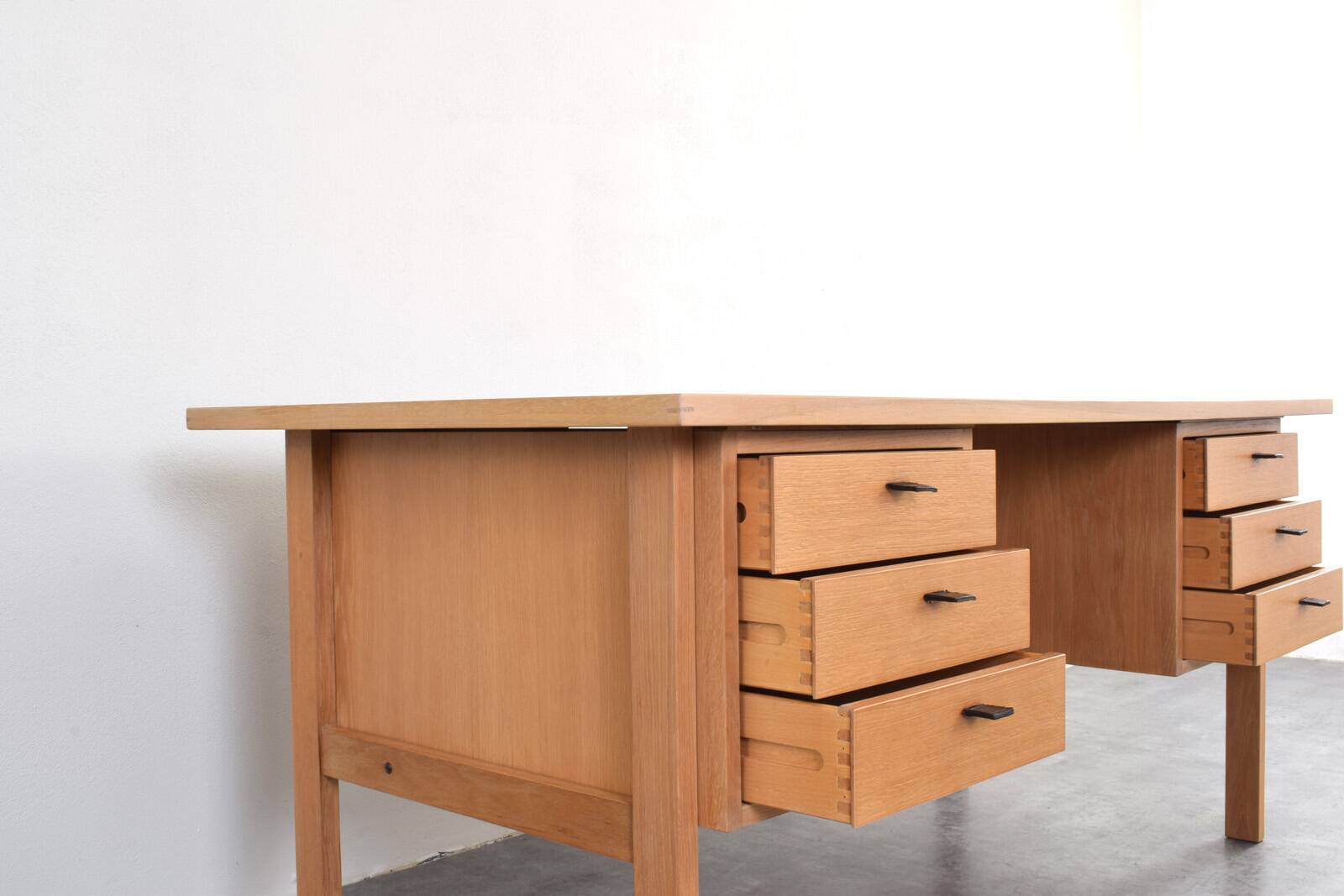 Mid-century oak desk by Svend Åge Madsen for Sigurd Hansen, 1960s.