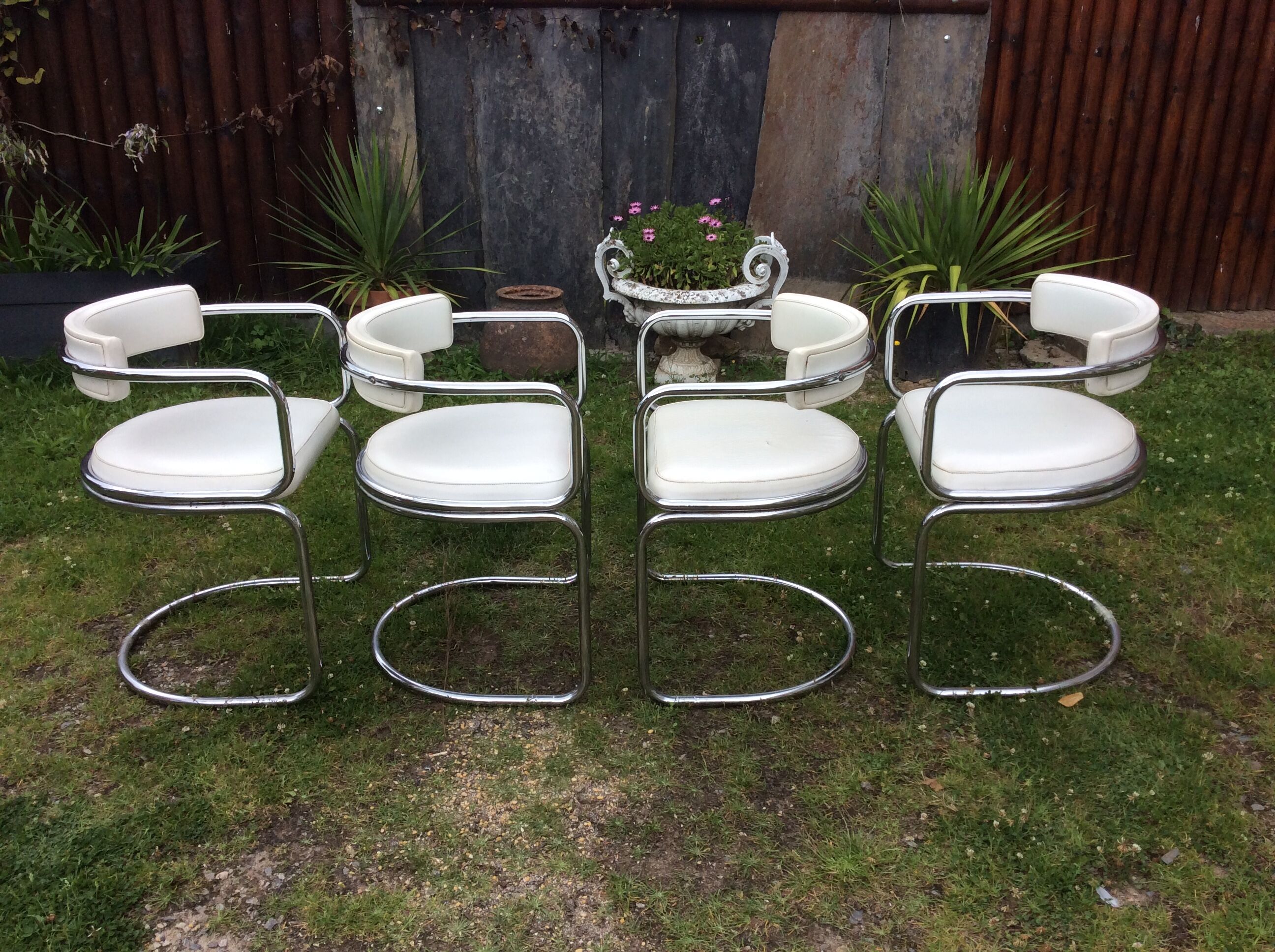 Fauteuils vintage à piétement tubulaire chromé et Skaï blanc de Renato Zevi pour Roche bobois.
