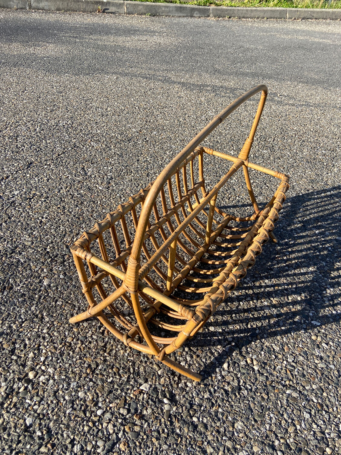 Porte revue en rotin