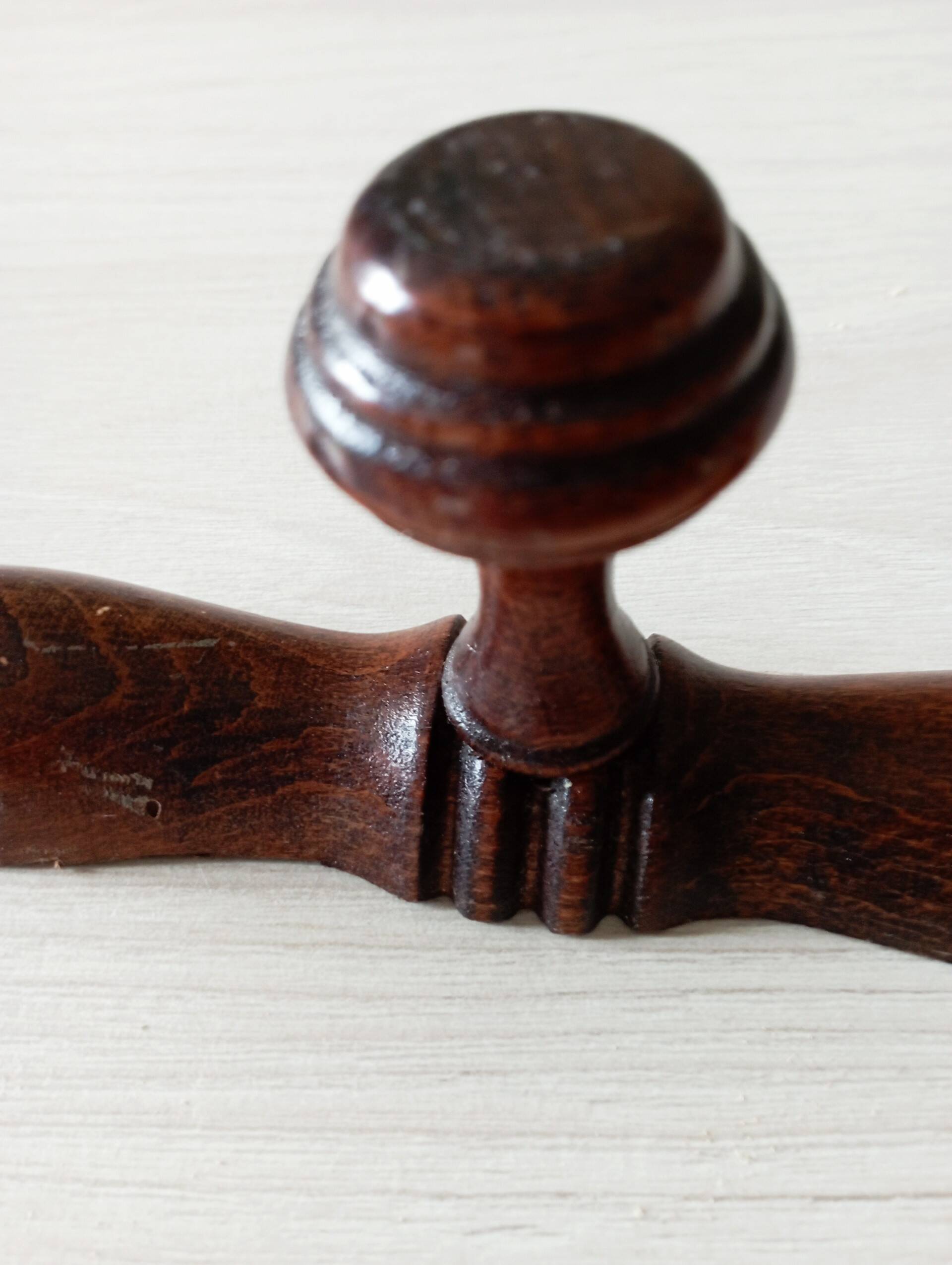 Wall-mounted coat rack with 3 hooks