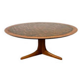 Table basse en bois vintage avec plateau en laiton gravé – années 1970