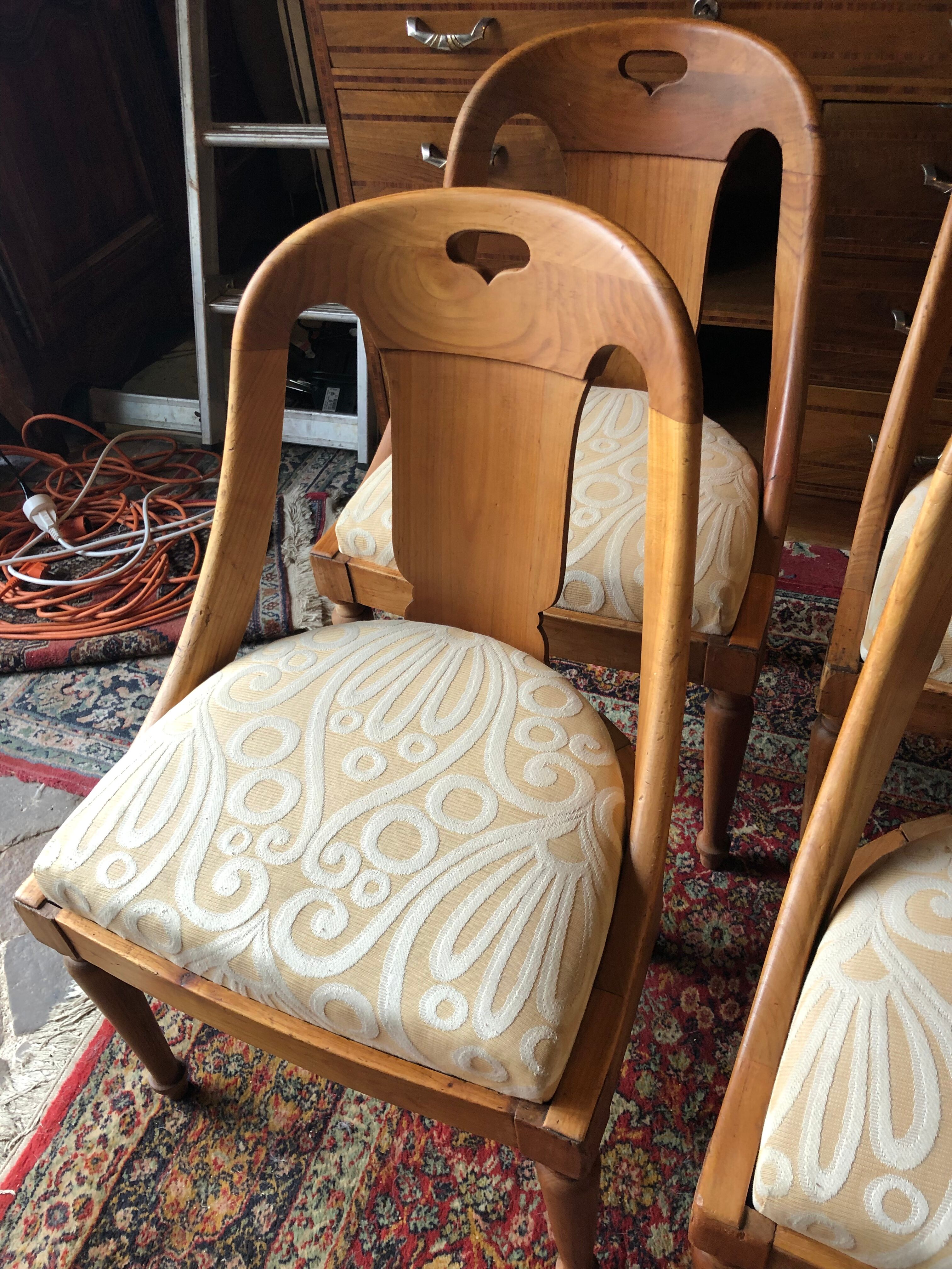 Series of 6 Gondola Chairs in blond mahogany