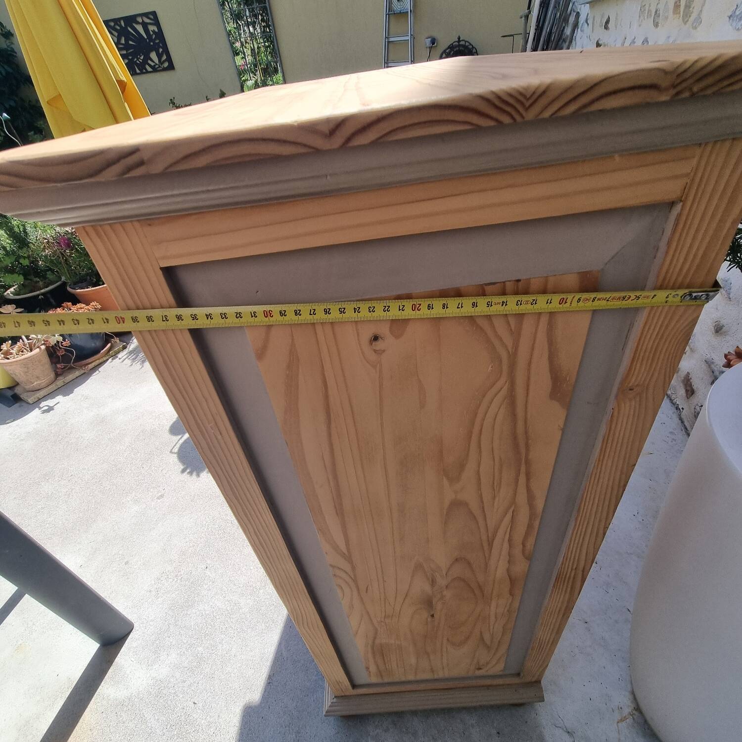 Grain merchant-style furniture with 6 drawers and a cupboard.