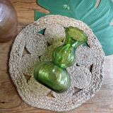 Vase en verre moulé vert