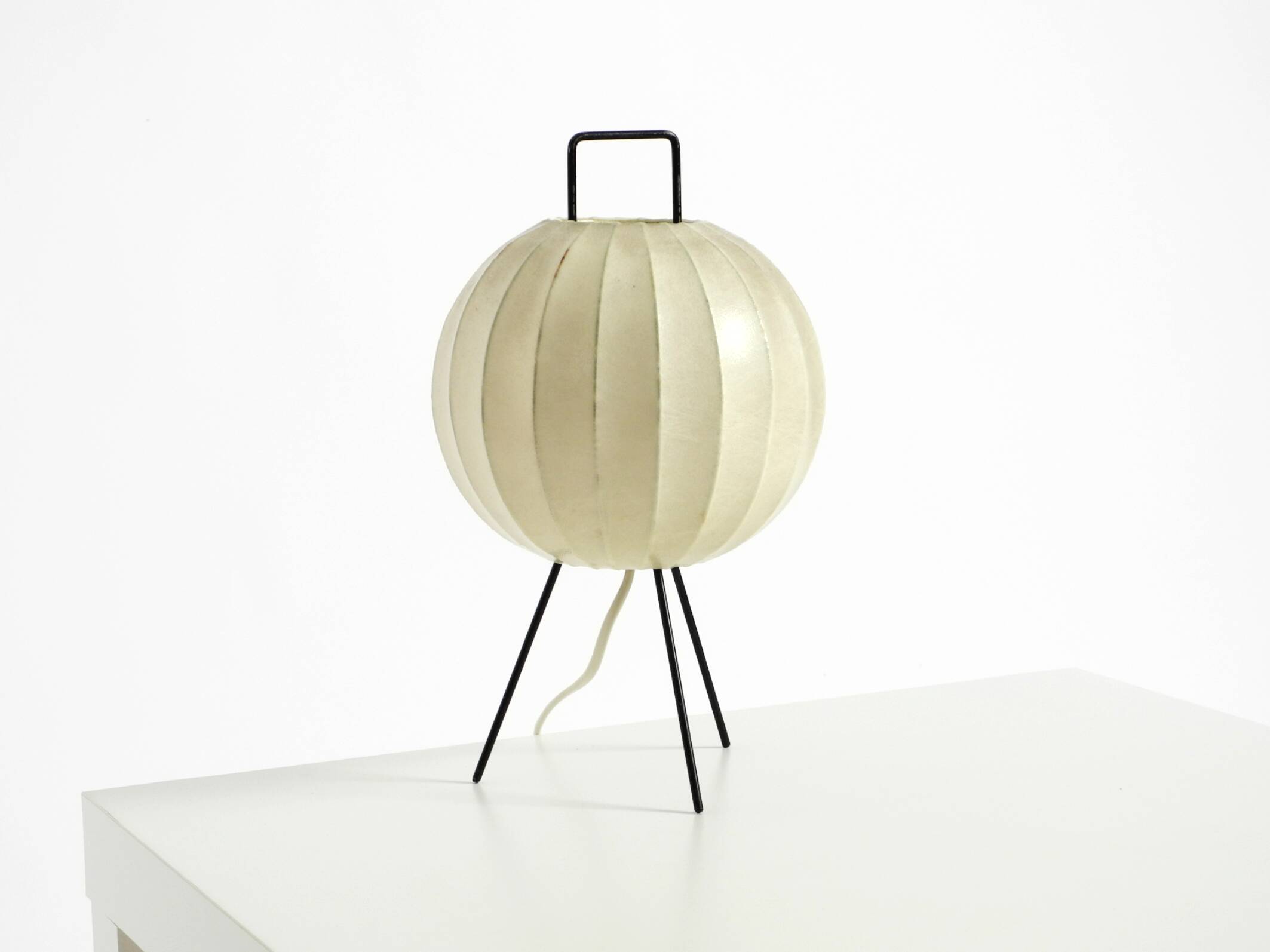 Very rare and beautiful Mid-Century Modern tripod Cocoon table lamp