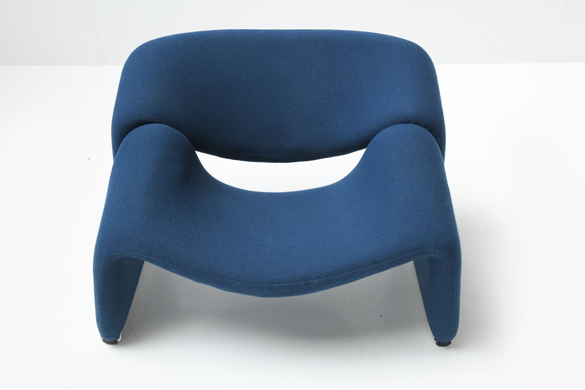 Groovy ‘M’ F598 in original blue fabric f 598 by Pierre Paulin for Artifort