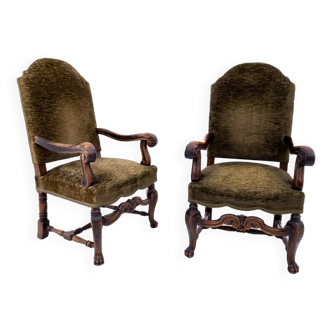Une paire de fauteuils anciens, Europe occidentale, vers 1900.